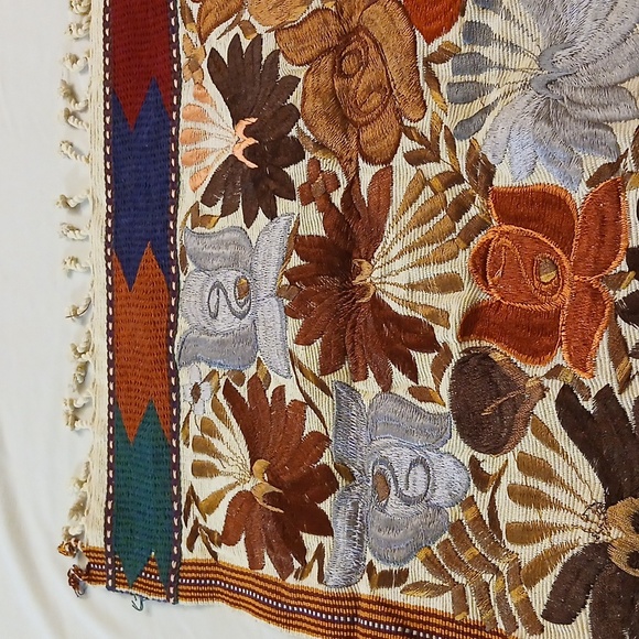 Vintage Embroidered Table Runner - Picture 4 of 10